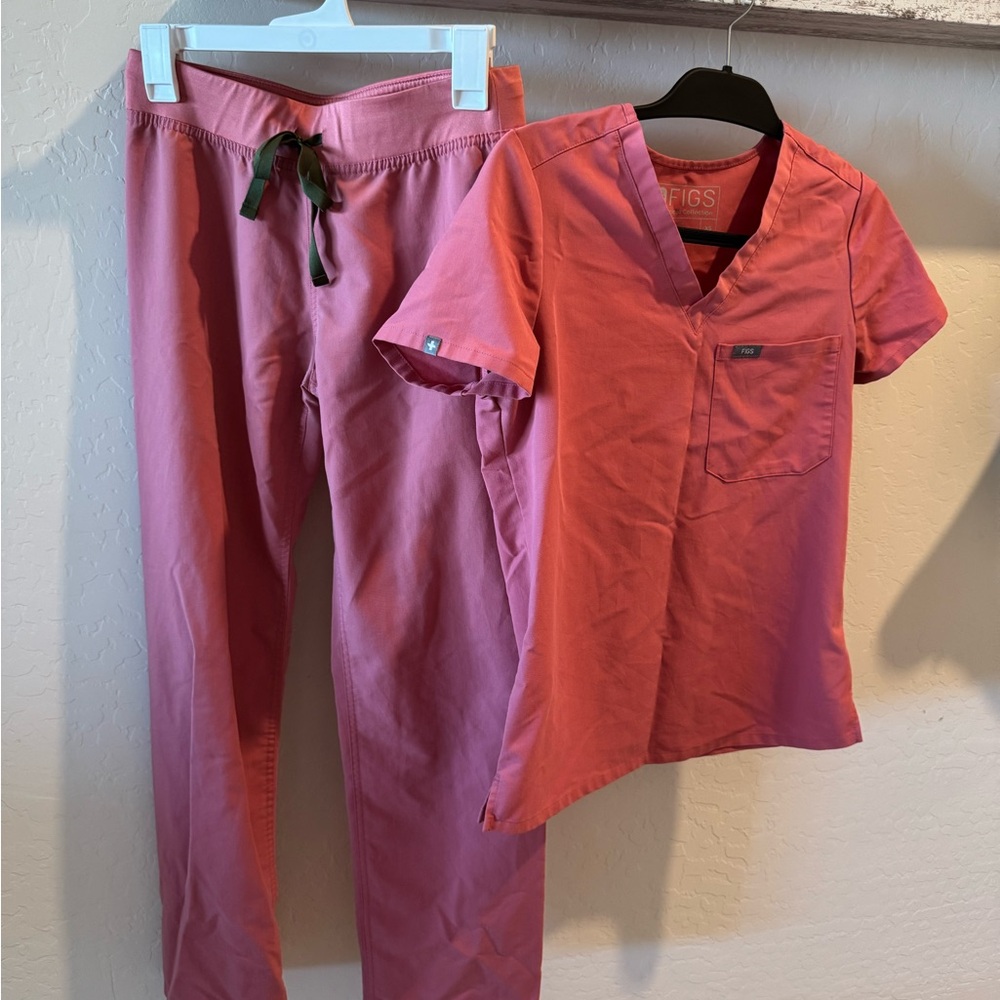 Figs pink scrub set. Top and Bottom XS